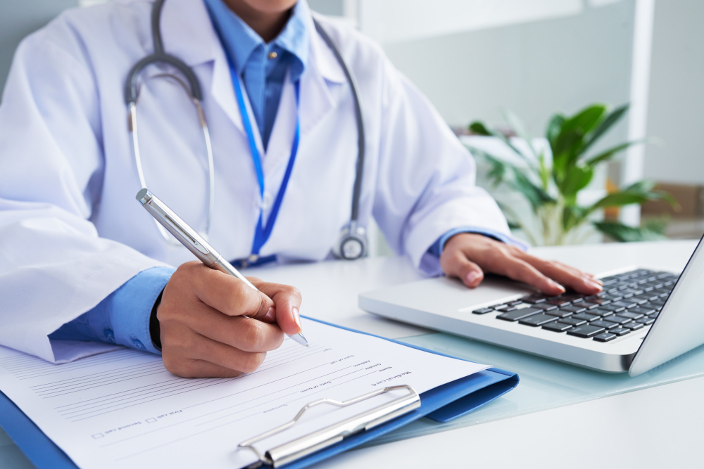 Medica-receita-PressFoto-Freepik.jpg